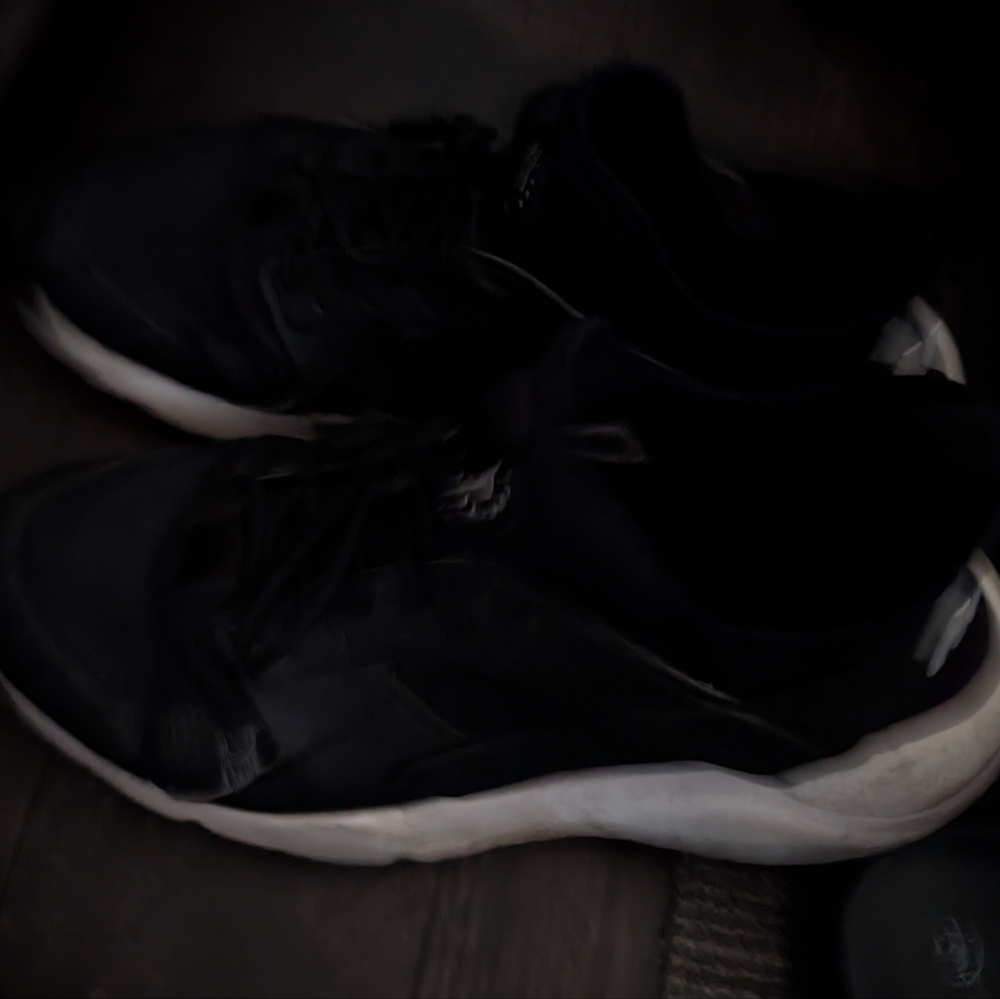Hurache black and white sneakers